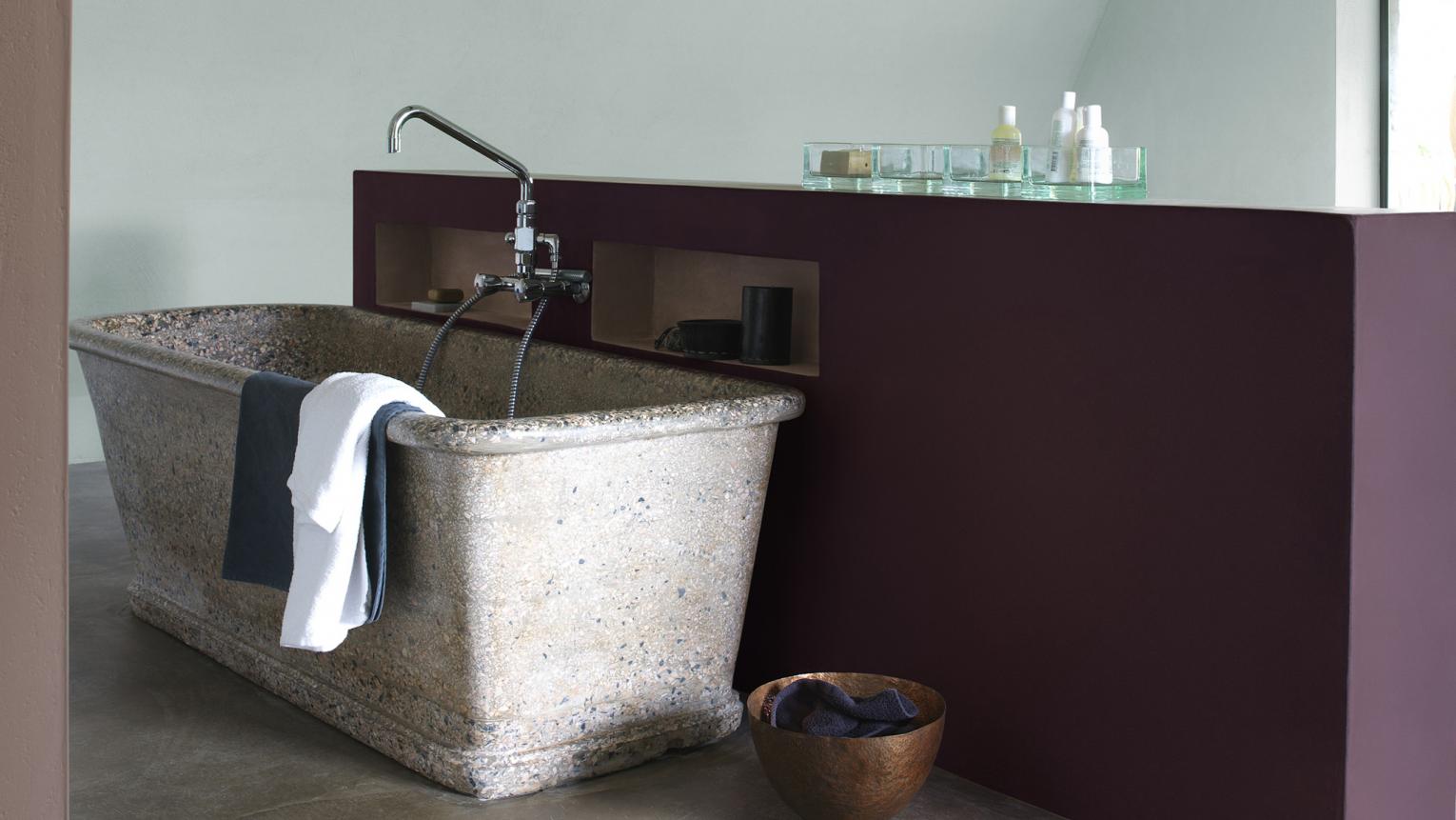 Målat badrum med rustikt badkar